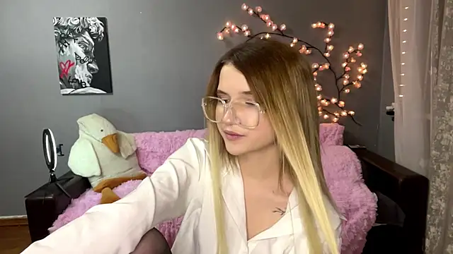 VikkiWittel online show from December 14, 8:03 pm