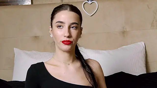 AmeliaJunee online show from December 18, 1:05 pm