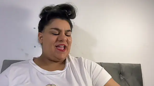 YoungCurvyLeah online show from August 7, 6:48 pm