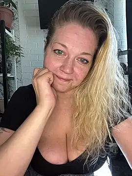 JenniferCarmen online show from June 4, 3:45 am