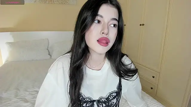 LisaColee online show from March 27, 8:20 pm