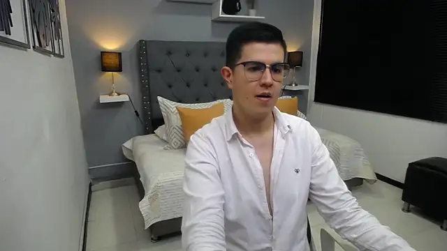 dylan santiago  online show from January 17, 1:02 am