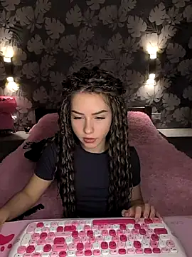 BitterPeach online show from July 1, 4:50 pm