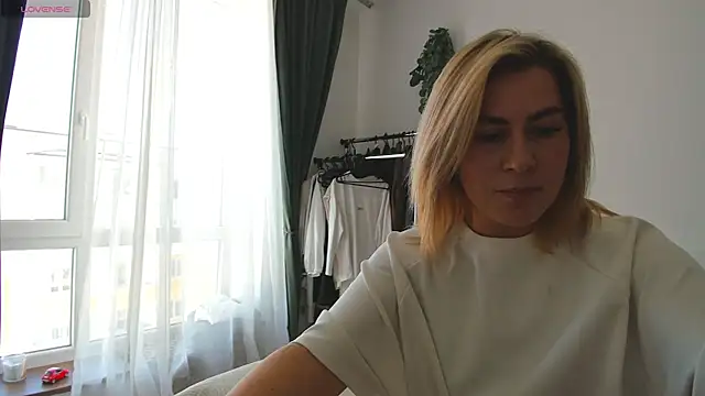 Roxi Joy online show from February 20, 1:23 pm