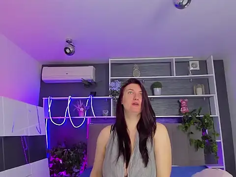 StephieRousee online show from April 14, 5:29 am