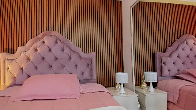 Violett hott  online show from April 5, 1:54 pm