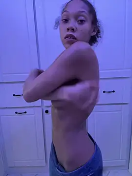 Tamiii420 online show from April 18, 6:32 pm