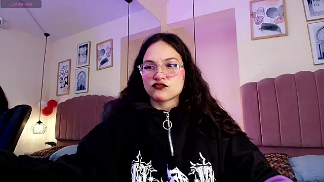 Hanabie  online show from April 28, 3:21 am