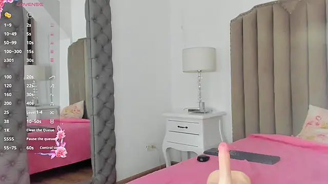 paulina lux online show from April 11, 7:45 am