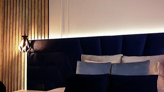 KylieeV online show from April 8, 9:00 am