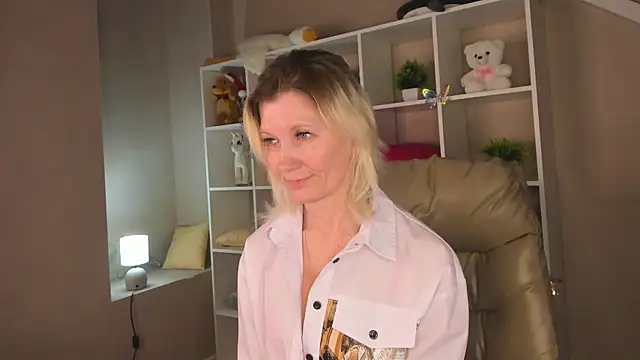 Julie Lucas online show from March 2, 3:06 am