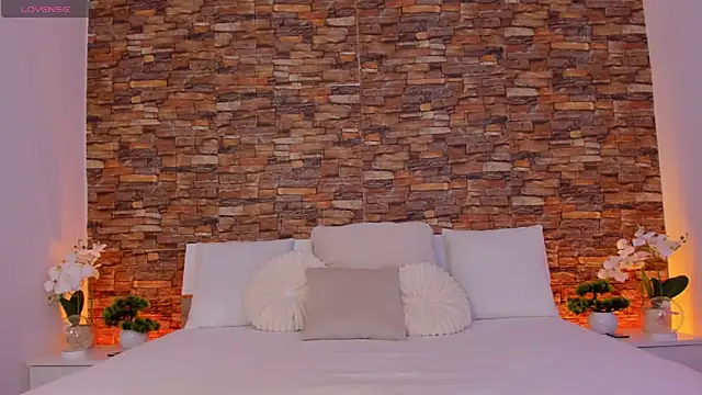 Olivia  Taylor online show from April 18, 5:59 pm