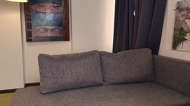 OwlLynn online show from April 25, 1:41 pm