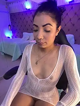 Auri   online show from April 1, 7:44 pm