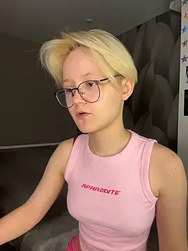 LuunaDorean online show from February 7, 11:52 pm