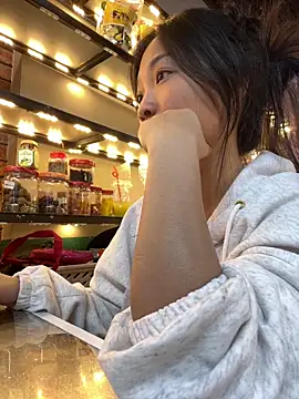 Lyn-be99 online show from May 6, 12:20 pm