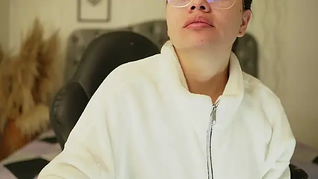 katt eyes  online show from February 3, 1:05 pm