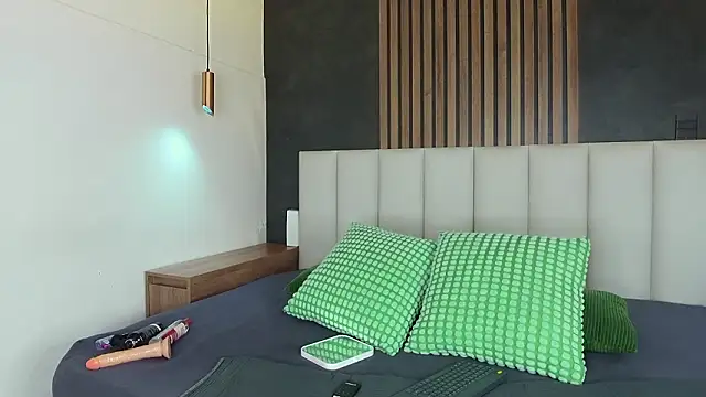 EmmaLou   online show from February 25, 4:22 am