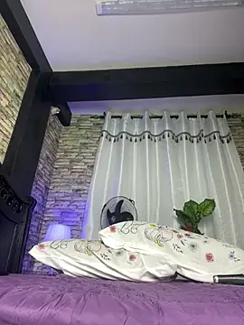 SluttyEll online show from February 1, 7:45 pm