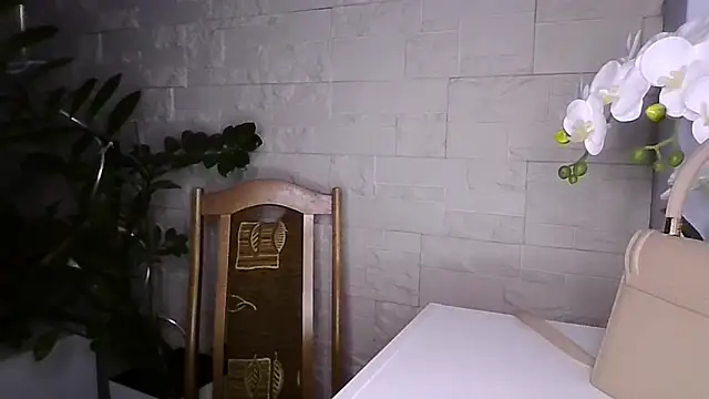 JuliaLovely online show from February 13, 3:57 pm