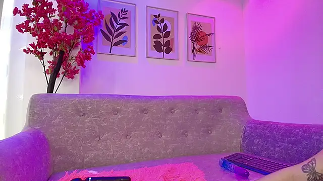 Maddie T18 online show from March 10, 1:26 pm