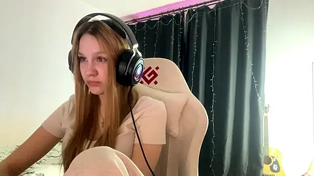 axin burnell online show from April 16, 8:08 pm