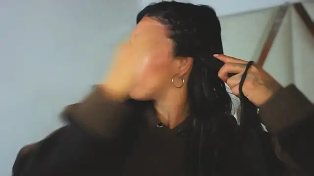 MeelFox online show from April 11, 1:37 pm