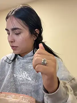 Sara Fernandez  online show from April 8, 2:19 pm