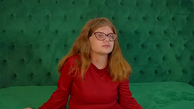 ChloeHalses online show from March 25, 5:33 am