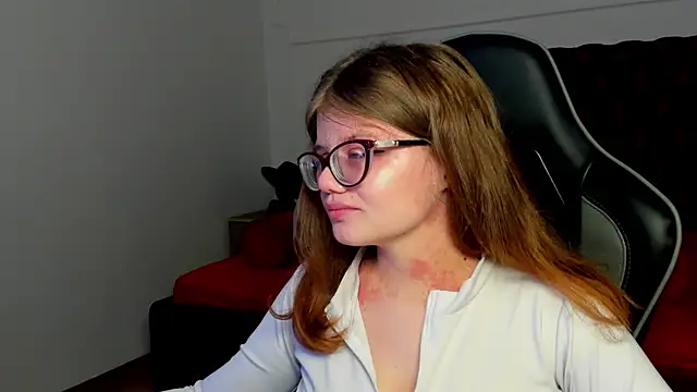 ChloeHalses online show from April 12, 5:16 pm