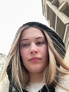 blonde exe online show from April 4, 2:38 pm