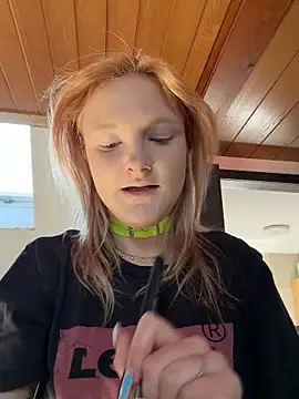 ViviLuu online show from April 28, 11:47 am