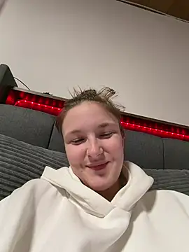 ViviLuu online show from April 14, 8:09 pm