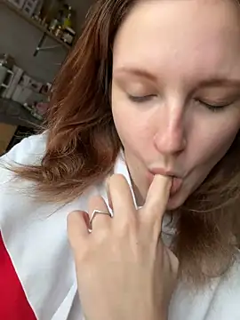 ViviLuu online show from April 16, 3:12 pm