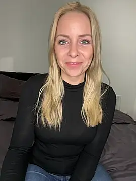 emily-becker22 online show from March 6, 7:09 pm