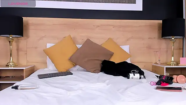 Chloee  Adams online show from February 28, 1:10 pm