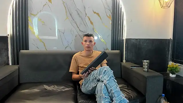 Isaak 26 online show from March 29, 7:24 pm