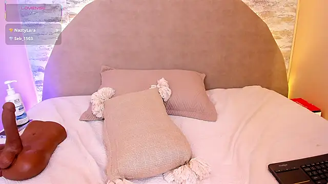 Ashley Beaomunt online show from February 24, 2:38 pm