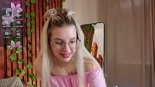 TiffanyPeachi online show from April 12, 12:30 pm