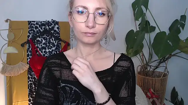 CinderellaMoon online show from April 13, 5:31 am