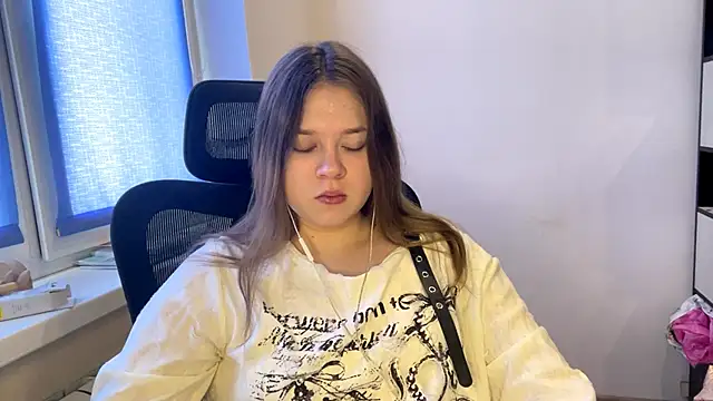 TomikoPfau online show from March 9, 7:44 am