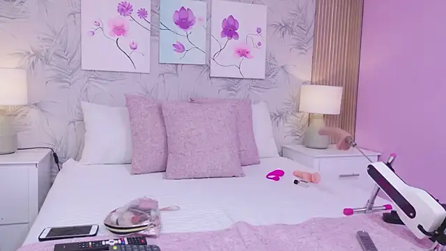 EmmaLeens online show from April 6, 11:55 am