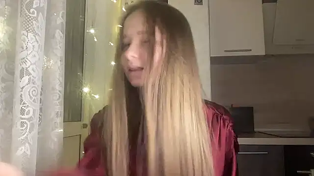 cutefoxieee online show from April 22, 8:50 pm