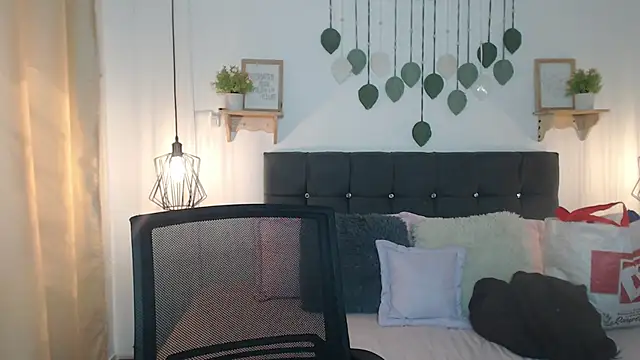 Emma hassani online show from April 1, 2:14 pm