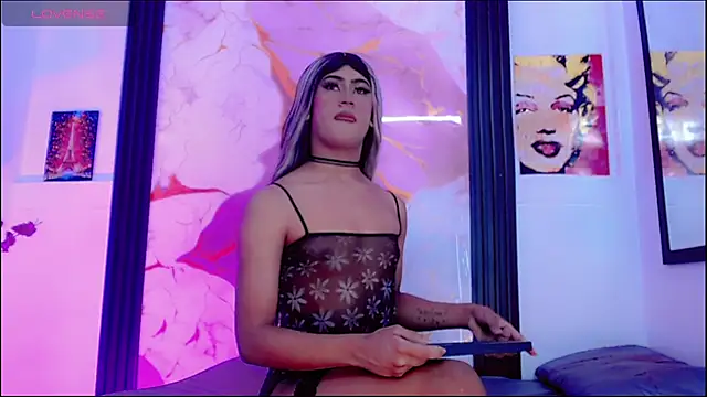 Emma Boms online show from April 7, 11:45 am