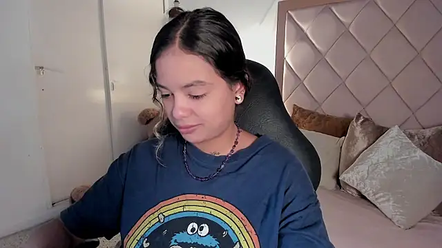 dulce lyraa1 online show from April 15, 3:51 am