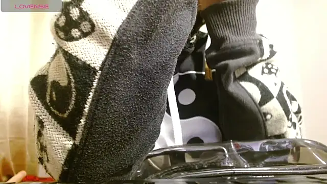 Divinejewel69 online show from April 13, 8:15 am