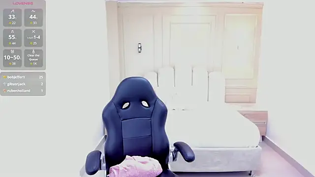 LESLYSIMPSON online show from April 8, 7:49 pm