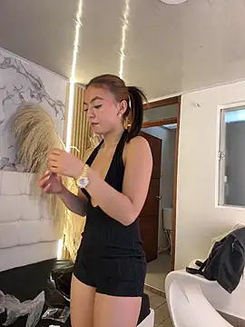   Nahomy online show from April 8, 12:18 pm