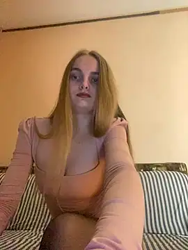 LunaVey online show from March 31, 6:19 pm